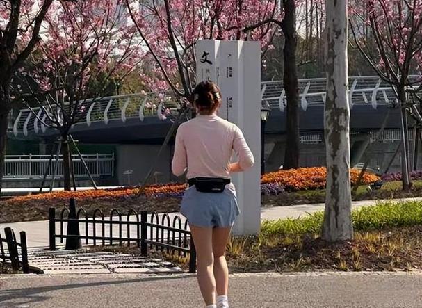 健身时熬夜_熬夜之后健身容易猝死吗_明星熬夜后健身